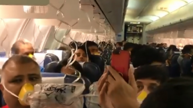 Pasajeros en el avión con máscaras de oxigeno. Foto: captura de pantalla