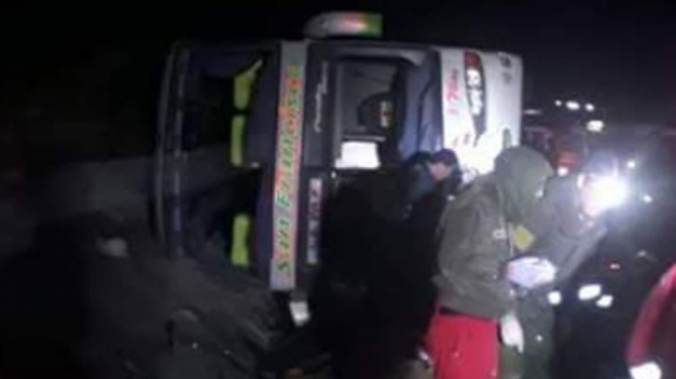 El accidente de bus registrado anoche. Foto: Ivan Ramos/Facebook.