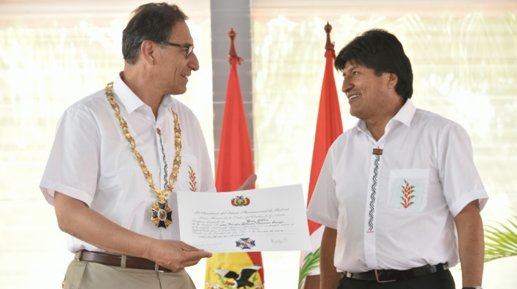 Presidente Martín Vizcarra  y presidente Evo Morales . Foto: ABI.