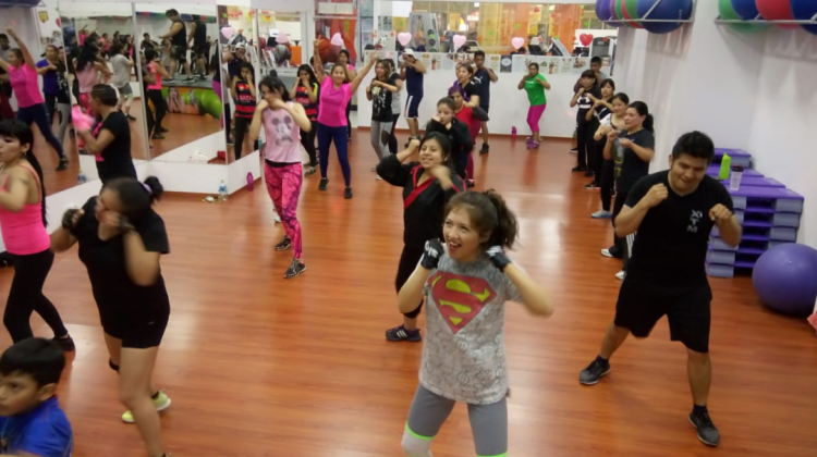 Un grupo de personas se ejercita con el Body Combat. Foto: Energym
