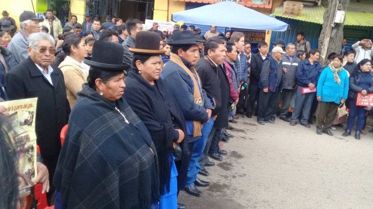 Familiares en un homenaje a las víctimas de octubre negro. Foto: Elsa Sajama