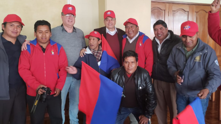 El abogado de Carlos Mesa junto a militantes del FRI. Foto: ANF