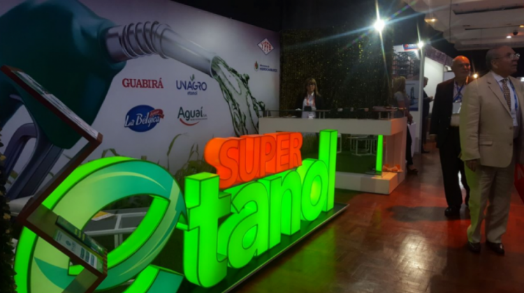 Stand del súper etanol en la Feria de Gas y Petroquímica en Santa Cruz. Foto ANF