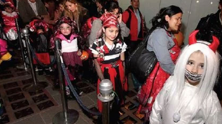 Niños con diferentes disfraces en una actividad de Halloween. Foto de archivo: Página Siete.