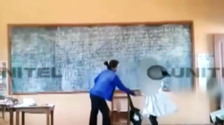 La docente fue filmada agrediendo a la menor. Foto: Captura