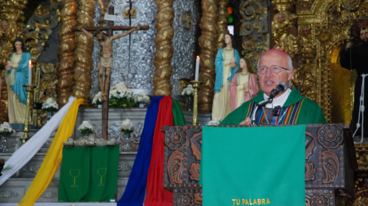 El obispo de El Alto, Monseñor Eugenio Scarpellini en la Basílica Menor de San Francisco, La Paz.