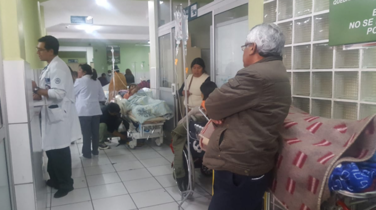 Los pacientes en el pasillo de Emergencias del Hospital Obrero. Foto: ANF