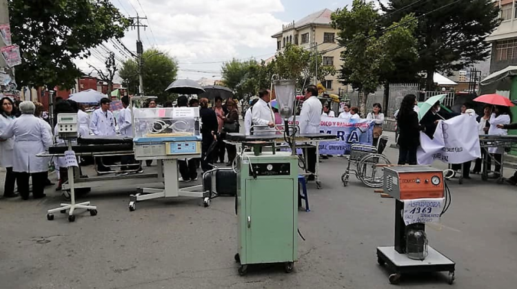 Médicos protestan en la avenida Saavedra de La Paz.