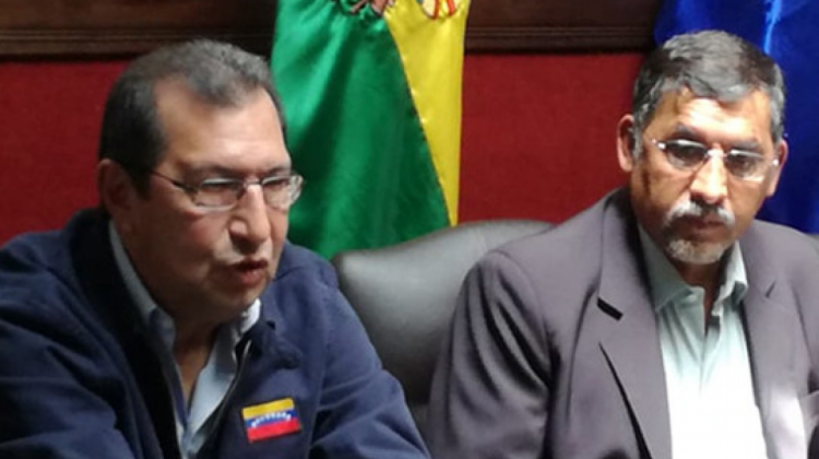 Adán Chávez, hermano mayor del fallecido Hugo Chávez, junto al ministro de Trabajo, Héctor Hinojosa.  Foto: Erbol