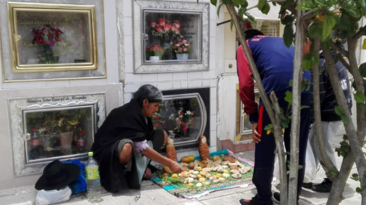 Familiares de un difunto llevan pan y otros manjares al camposanto en Sucre. Foto: ANF.