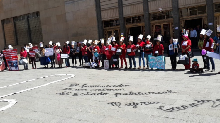 "Caminata de las vivas por las asesinadas".  Foto: ANF.