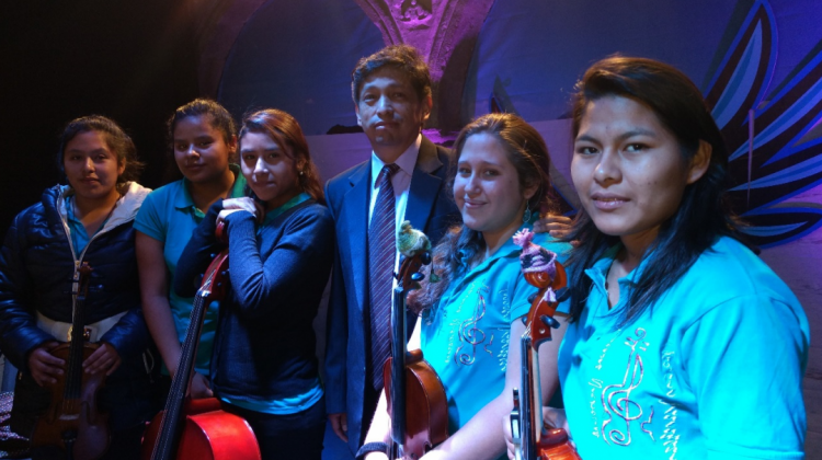 Erick Castro (centro), director de La Orquesta Sinfónica Juvenil de Chulumani, con cinco de sus jóvenes miembros. Foto: Unicef