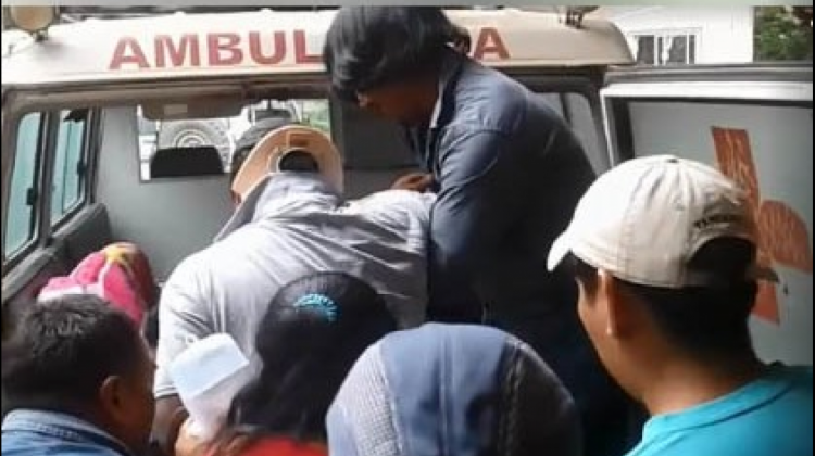 El alcalde de palos Blancos cuando ingresa a la ambulancia. Foto: Captura pantalla