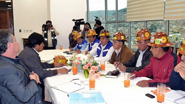 Presidente Evo Morales junto a dirigencia de cooperativas auríferas. Foto: ABI