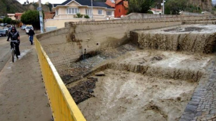 Uno de los ríos canalizados en la zona Sur de La Paz.   Foto: Internet.