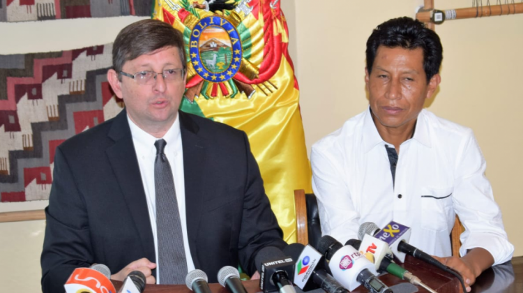 De izquierda a derecha: los senadores Óscar Ortiz y Edwin Rodriguez. Foto: UD