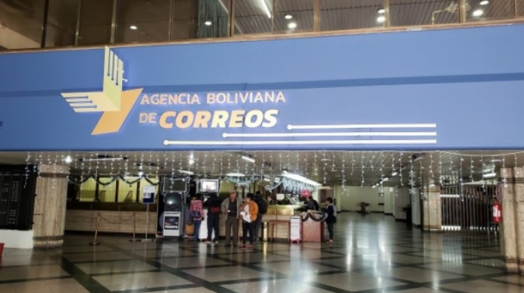Clientes se acercan a la recepción de la nueva empresa de correos. Foto: Brújula Digital