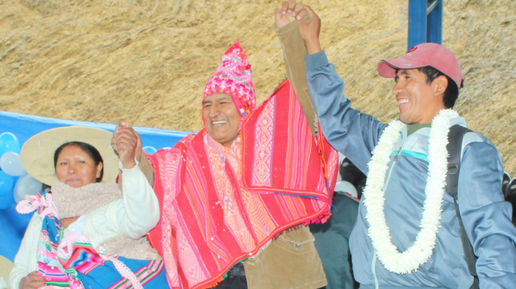 Evo Morales (centro) en la entrega de una obra en Independencia. Foto: ABI.