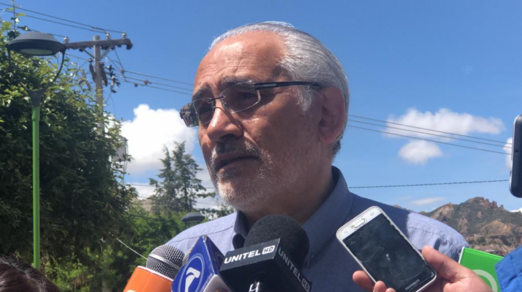 Carlos Mesa en contacto con los medios de comunicación este domingo. Foto: CC