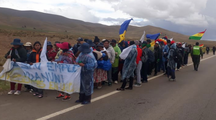 Los sin empleo marchan por la carretera Oruro-La Paz. Foto: Américo Calani.