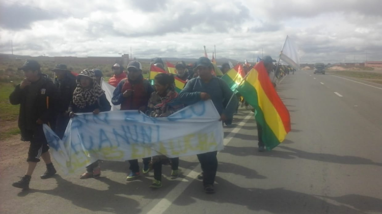 Los desempleados del municipio de Huanuni (Oruro)  marchan hacia La Paz. Foto: Juan Crespo