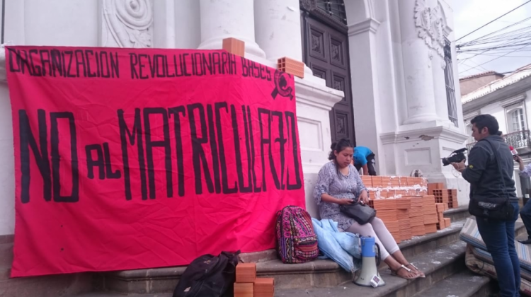 Estudiantes levantaron un muro en la oficina central de la Universidad San Francisco Xavier de Chuquisaca