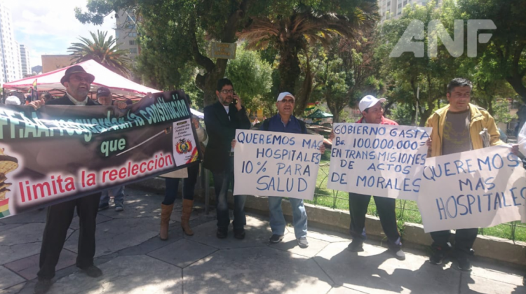 Activistas de las plataformas ciudadanas y el Conade protestan en la plaza Abaroa en contra de las elecciones primarias. Foto: ANF