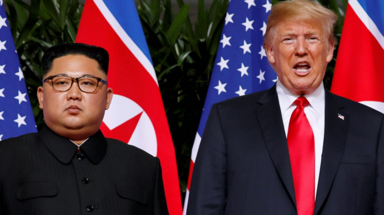 El líder norcoreano Kim Jong-un y el presidente estadounidense Donald Trump posan durante el encuentro. Foto: Reuters