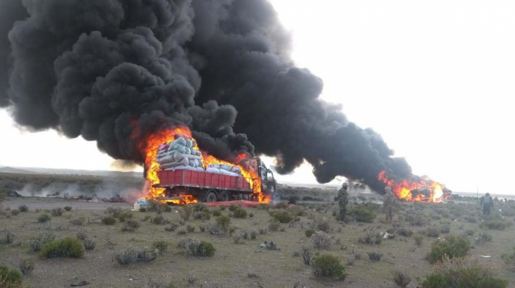 Camiones con mercadería de contrabando incinerados por militares.