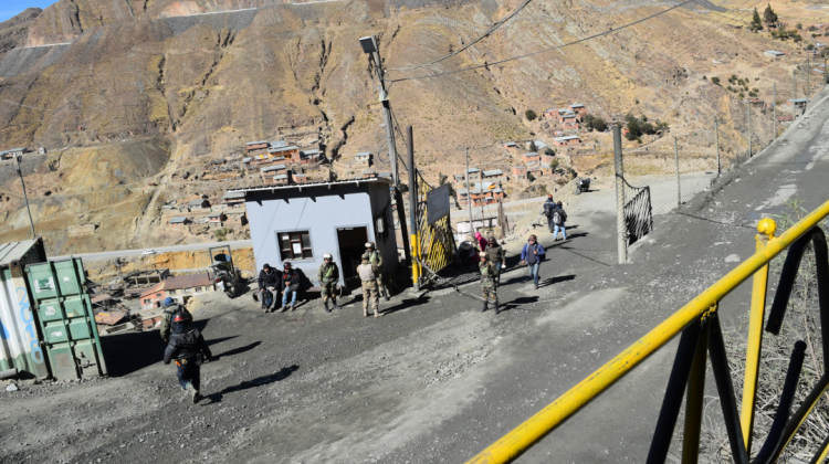 Presencia militar en puntos de control en Huanuni. Foto archivo: ANF