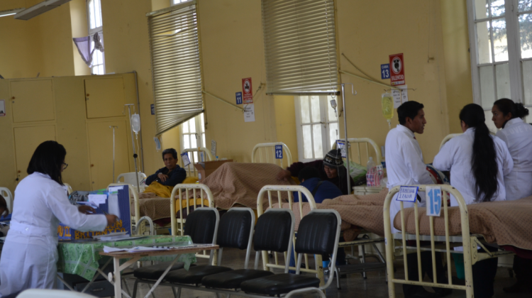Médicos en una sala de internación del Hospital de Clínicas. Foto: ANF.