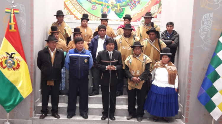 Autoridades del Municipio de Mecapaca junto ala presidente Evo Morales. Foto: Ministerio de Comunicación