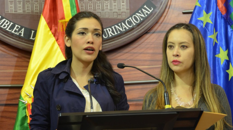 Adriana Salvatierra y Valeria Silva. Foto: Senado