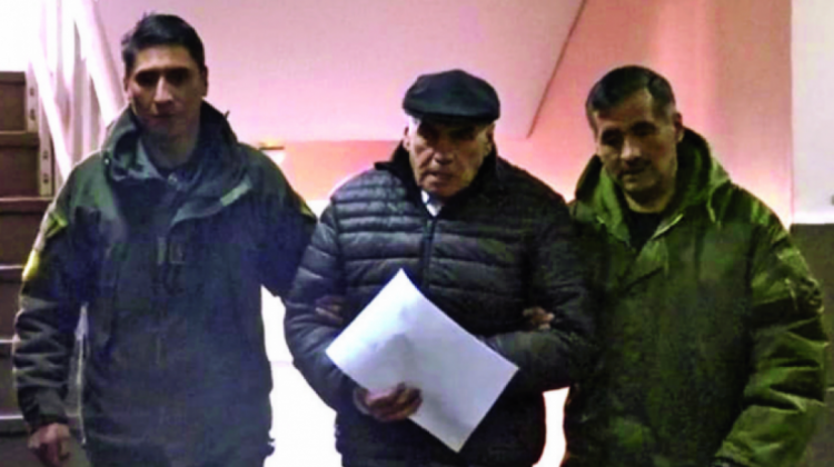 “Cacho” Mendieta acompañado de policías. Foto de archivo: El Deber.