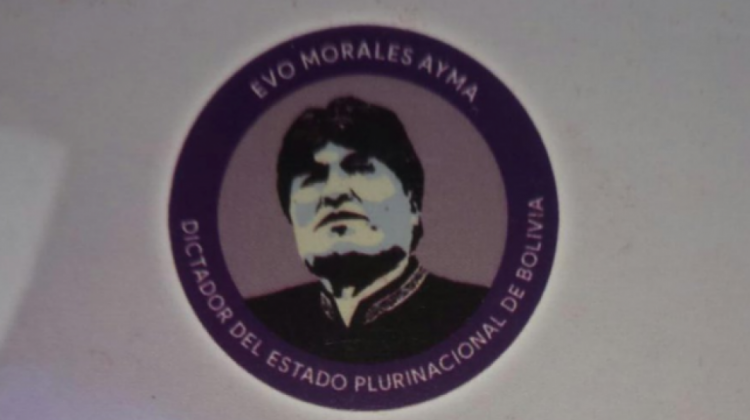 El logotipo en el que aparece la inscripción "dictador" junto al nombre de Evo Morales.   Foto: RRSS