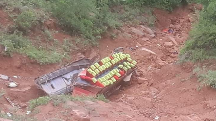 Restos del bus permanecen en el barranco de la carretera Padilla-Monteagudo.  Foto: Radio Monteagudo