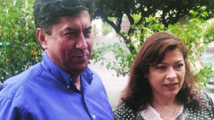 Magistrado Ceballos junto con su esposa quien lo acuso de violencia domestica (Foto: Página 7)