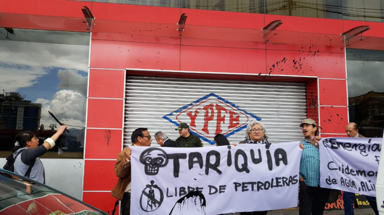 La protesta en contra de la actividad petrolera llegó hasta las puertas de YPFB. Foto: ANF