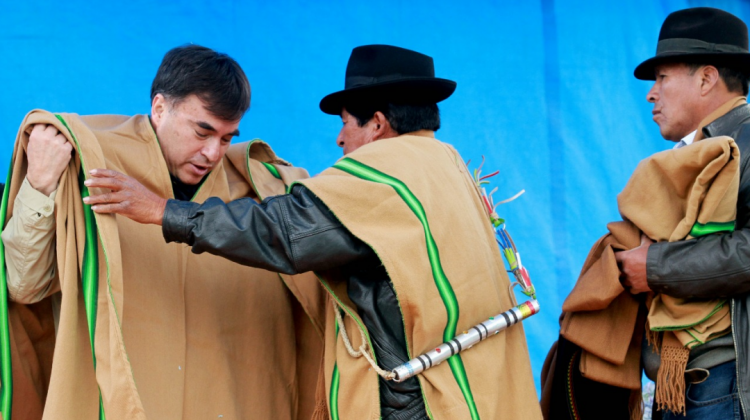 Juan Ramòn Quintana, ministro de la Presidencia recibe poncho de regalo. Foto: Min. Presidencia