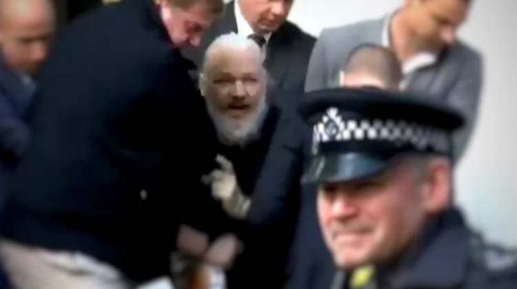 Detención de Julian Assange. Foto: @RupertMyers