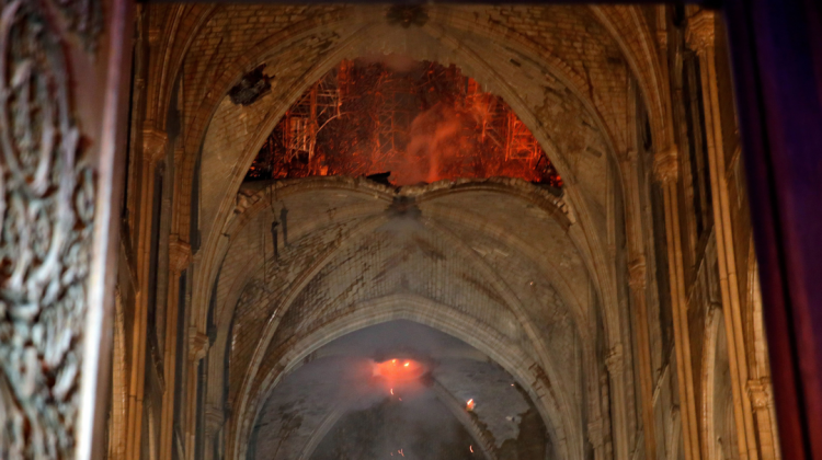 En la noche del 15 de abril se podía ver el fuego en el techo de la catedral. Foto: Philippe Wojazer
