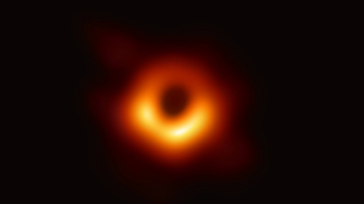 El agujero negro localizado en el corazón de la galaxia Messier 87 (M87).  Foto: Telescopio Horizonte de Sucesos
