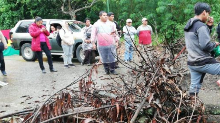 Bagayeros bloquean en la localidad fronteriza de Bermejo. (Foto: El País, de Tarija)
