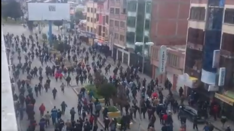 Enfrentamiento entre la Federación Andina de El Alto y el sindicato Eduardo Avaroa de La Paz   (Foto: Cabildeo)