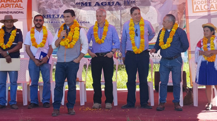 El alcalde de Tarija, Rodrigo Paz Pereira, el vicepresidente Álvaro García, y otras autoridades. Foto: Vicepresidencia.