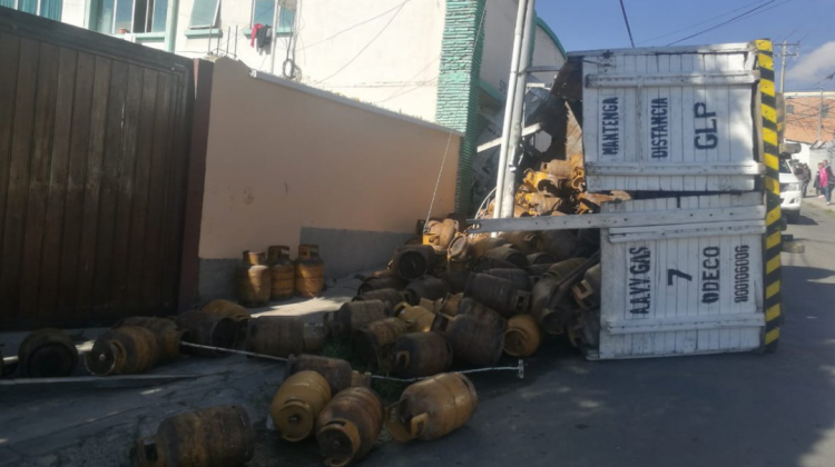 Un camión distribuidor de garrafas se volcó este lunes en la calle Presbítero Medina. Foto: RKM.