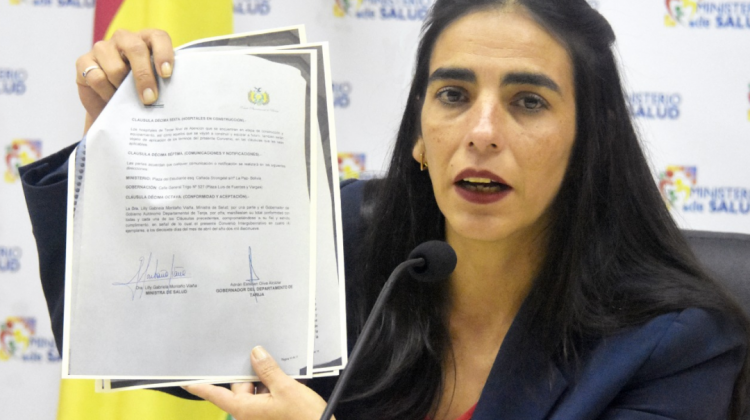 La Ministra de Salud muestra el convenio suscrito con Tarija. Foto: Ministerio de Salud