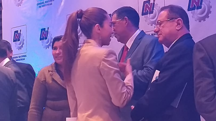 La ministra de Planificación, Mariana Prado, y el presidente de la patronal privada, Luis Barbery. Foto: ANF