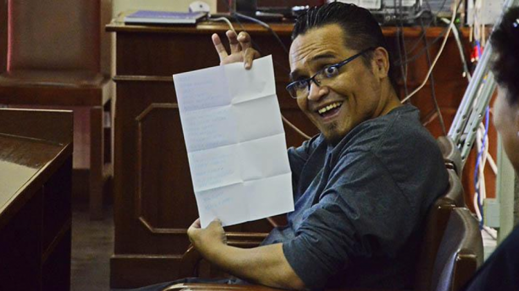 Jhasmani Torrico muestra la lista de jueces implicados en su consorcio. Foto archivo: José Rocha