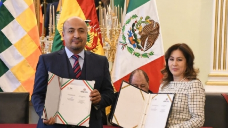Autoridades bolivianas y mexicanas tras la firma del acuerdo interinstitucional. Foto: ABI.